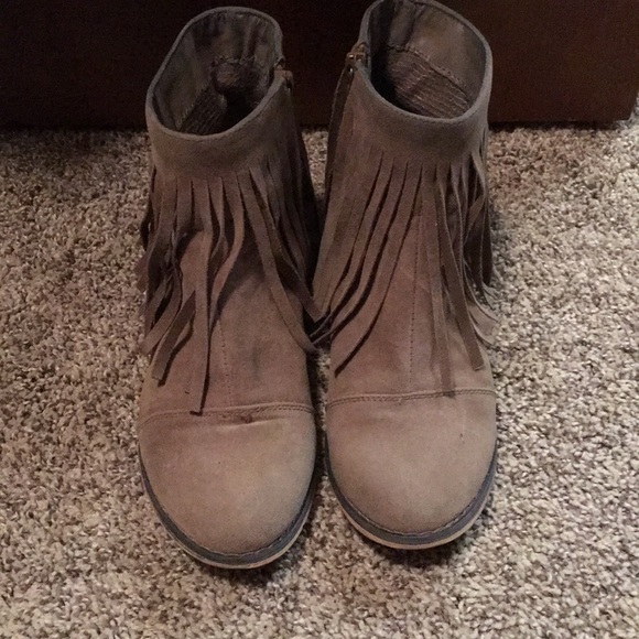 Finge Booties - Picture 2 of 3